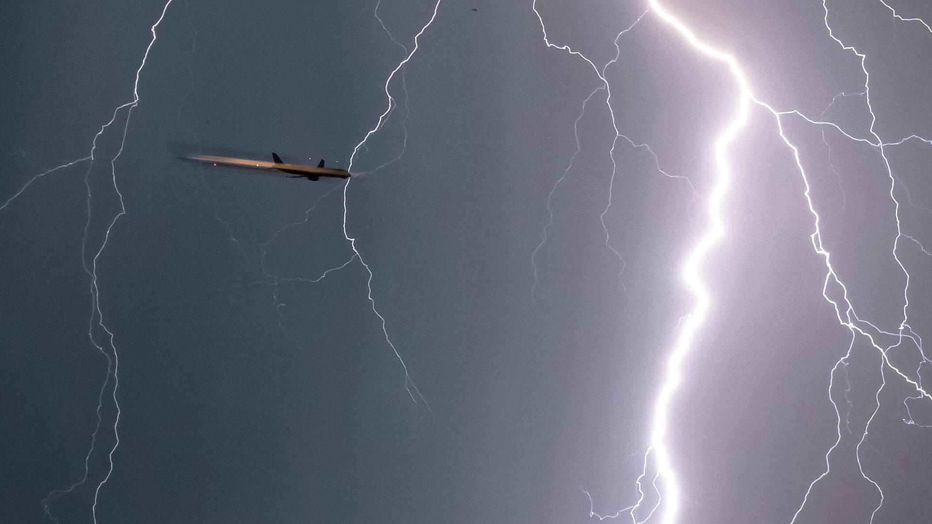 EuGH: Keine Entschädigung bei Flugverspätung nach Blitzeinschlag