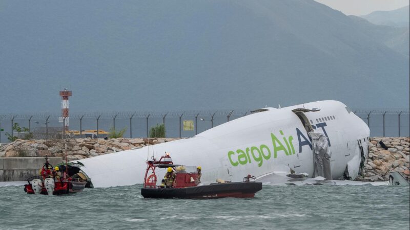 Von Landebahn abgekommen: Zwei Tote nach Flugzeugunglück in Hongkong