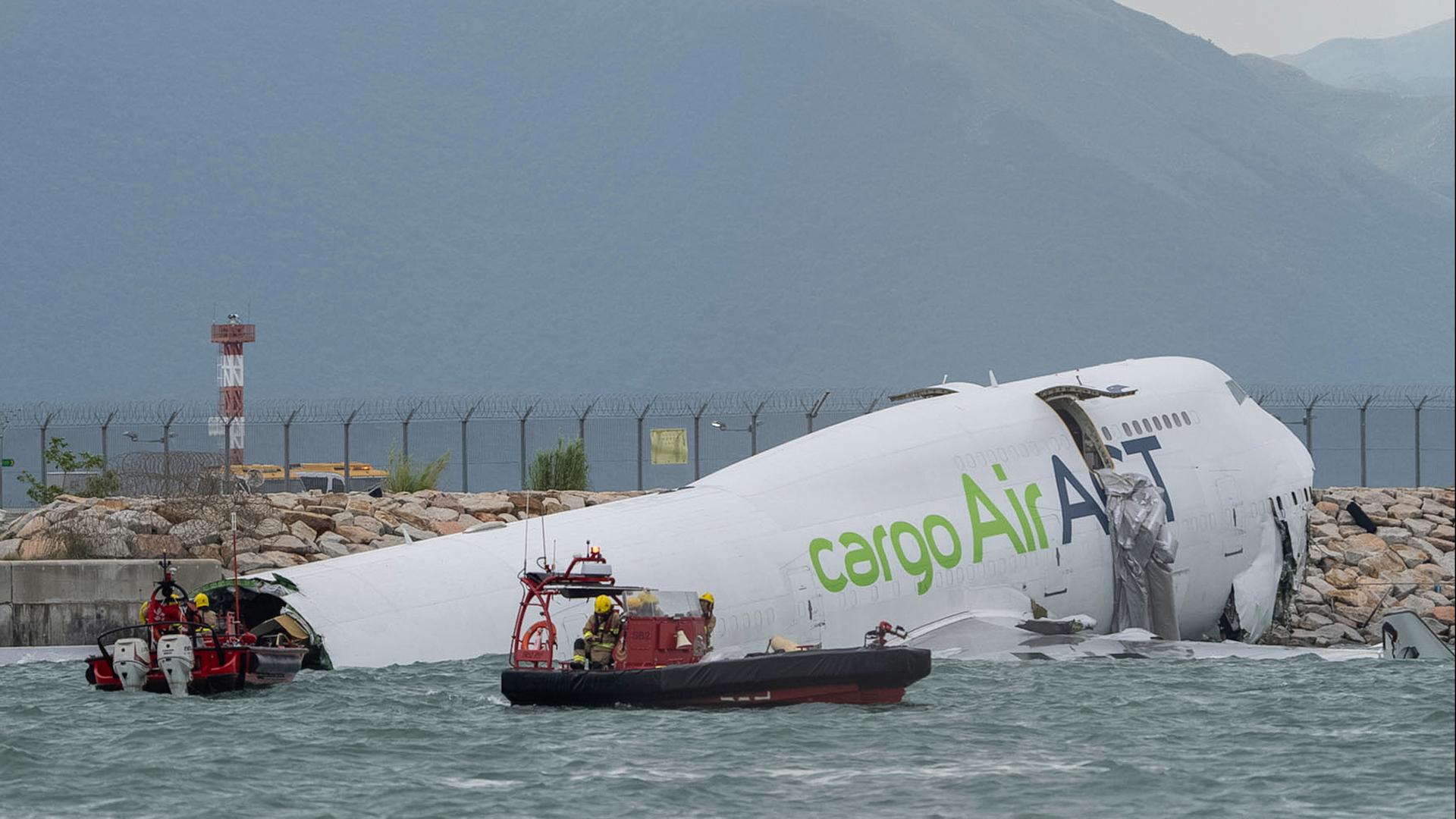 Von Landebahn abgekommen: Zwei Tote nach Flugzeugunglück in Hongkong
