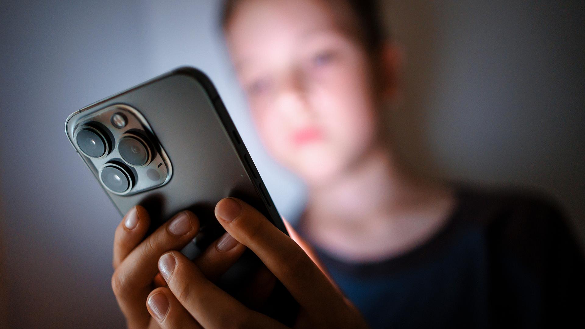 So können Eltern ihre Kinder vor Cybergrooming schützen