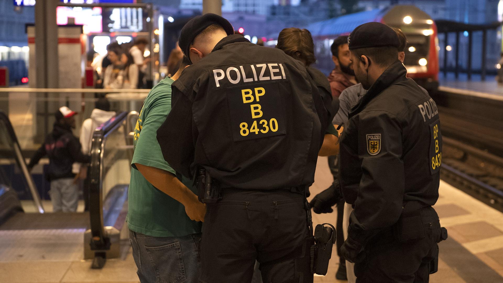 „Stadtbild“-Debatte: Gewerkschaft der Polizei für mehr Beamte in Bahnhöfen