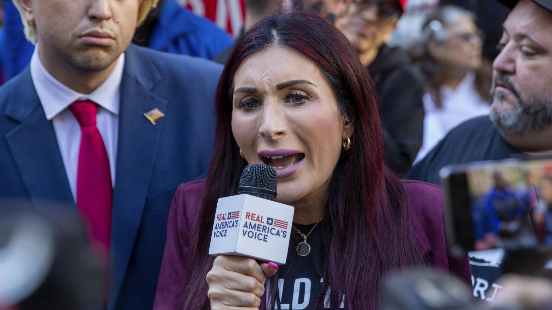 Wie Laura Loomer Jagd auf Trump-Skeptiker macht