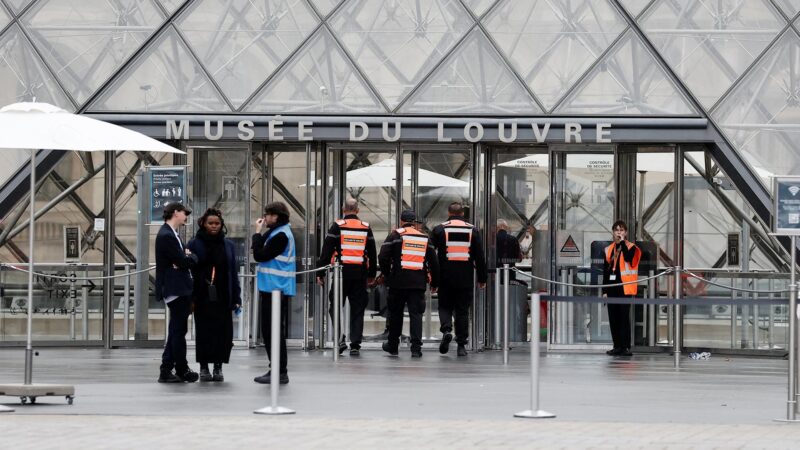 Zwei Verdächtige nach Diebstahl im Pariser Louvre festgenommen