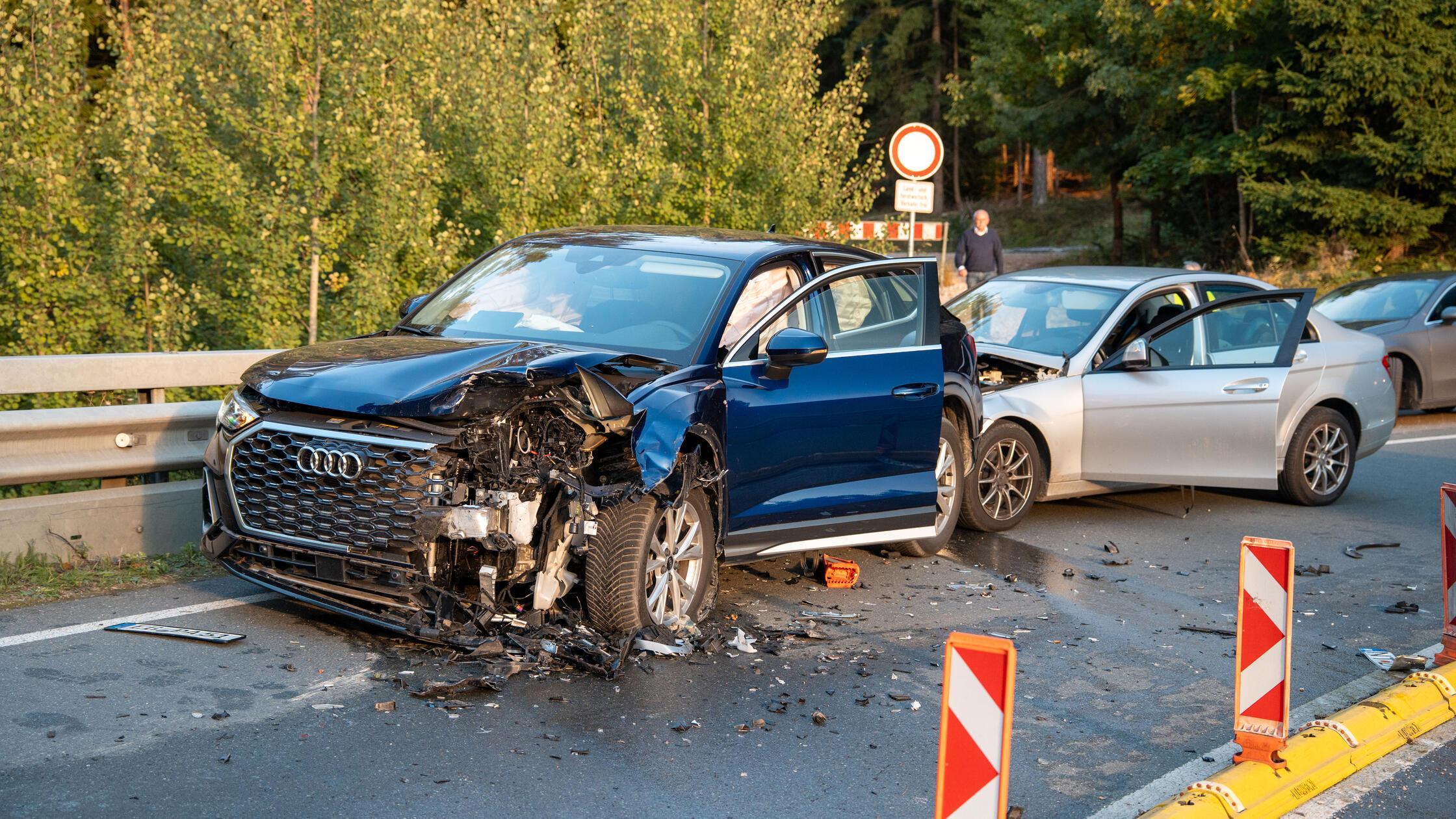 Acht Verletzte nach Unfall in berüchtigter Kurve in Bayern: Verursacher roch nach Alkohol
