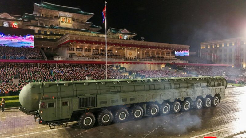 Nordkorea präsentiert auf Militärparade neue Interkontinentalrakete