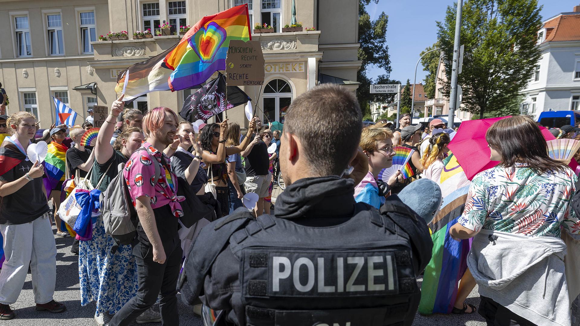 Bericht von Stiftung: Zahl der Aktionen gegen CSDs auf Rekordhoch