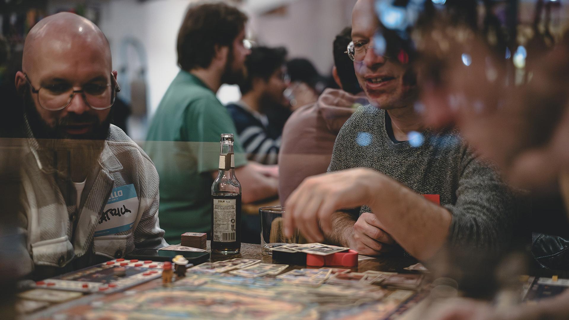 Brettspiel-Treffen bringen die Menschen in den Städten zusammen