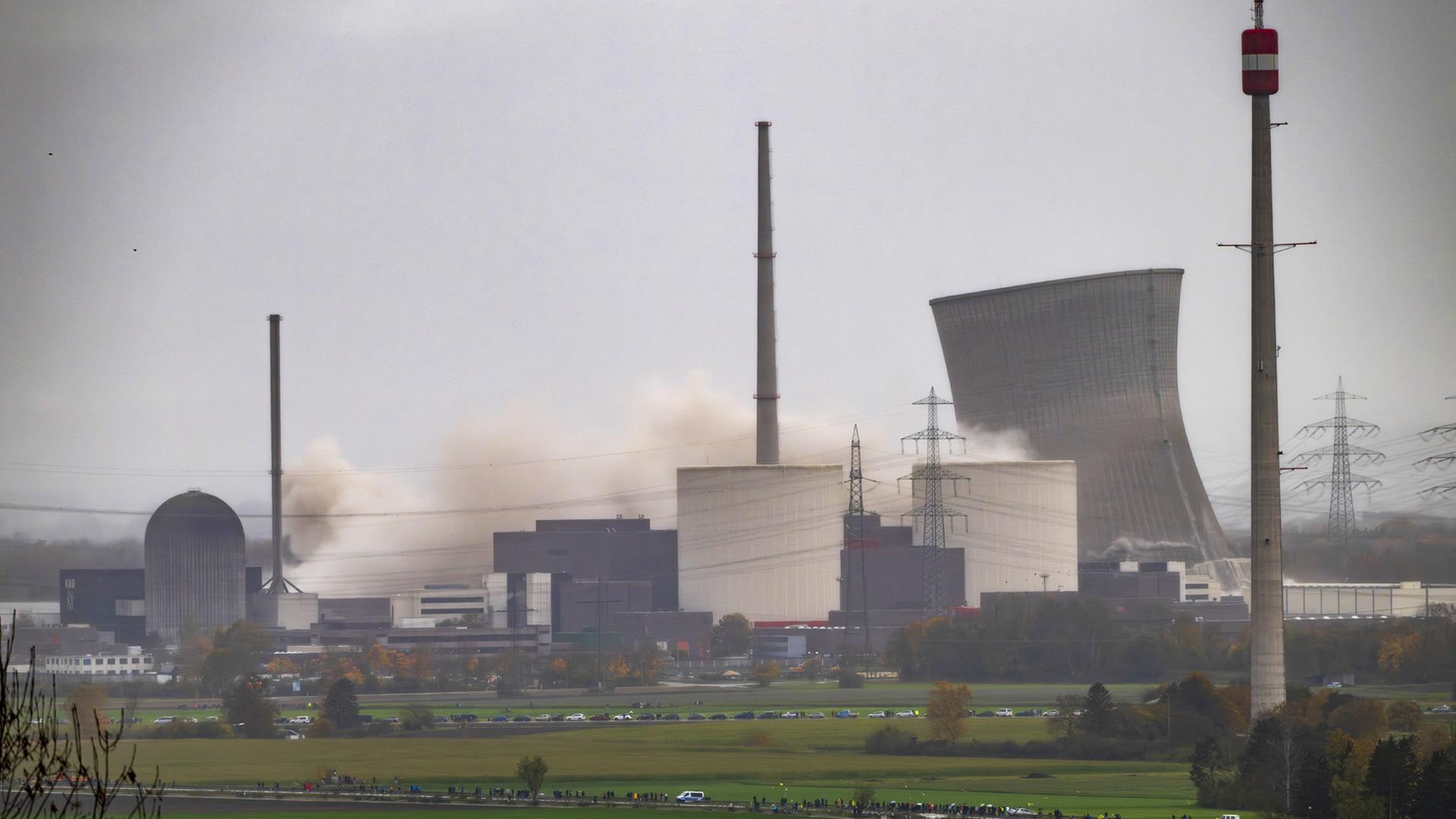 Kühltürme des bayerischen Atomkraftwerks Gundremmingen gesprengt