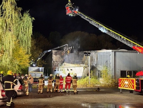 FW-Stormarn: FEU2 in Reinfeld. Brannte 30m Yacht.