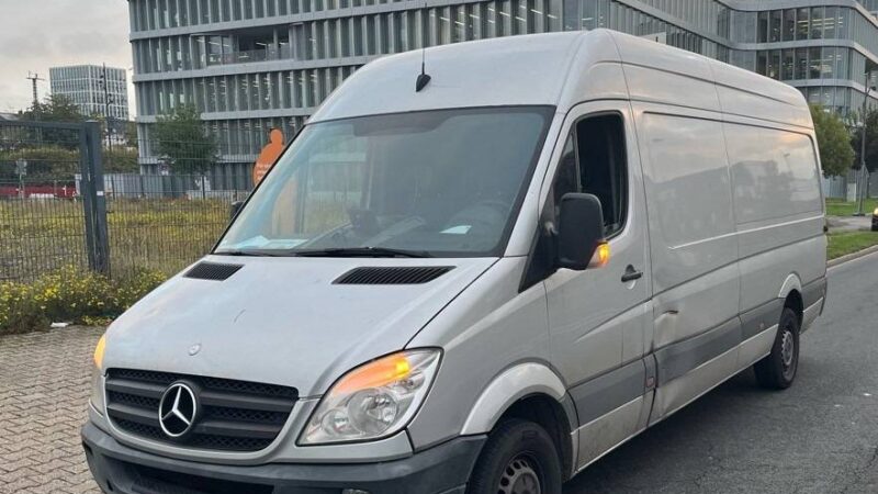 Kontrolle in Düsseldorf: Transporter mit 30 Mängeln aus dem Verkehr gezogen