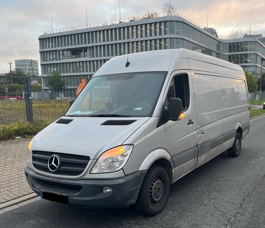 Kontrolle in Düsseldorf: Transporter mit 30 Mängeln aus dem Verkehr gezogen