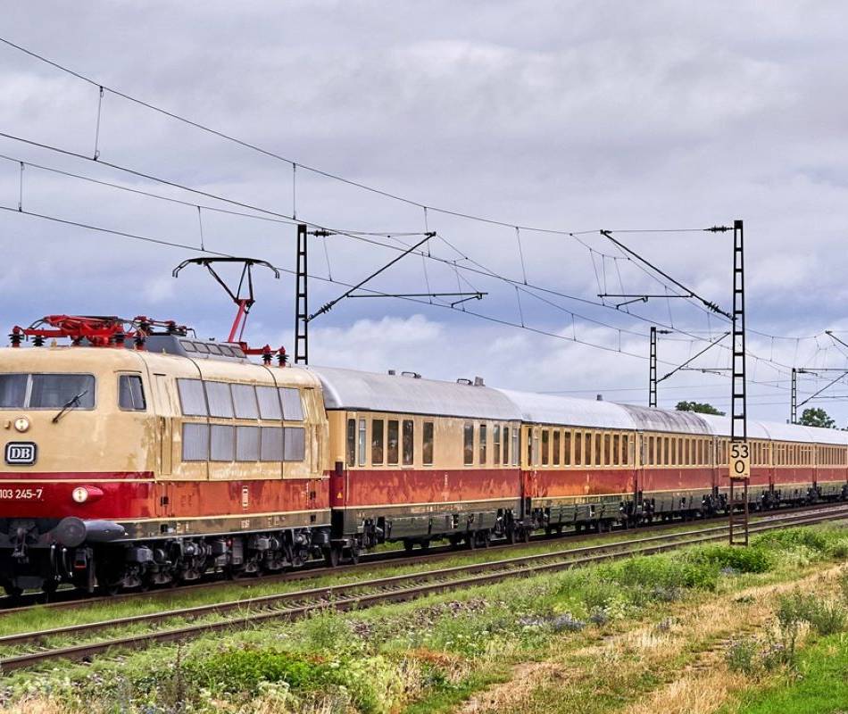 Aus den 70er-Jahren: Historischer Intercity fährt in der Weihnachtszeit von Duisburg in den Harz