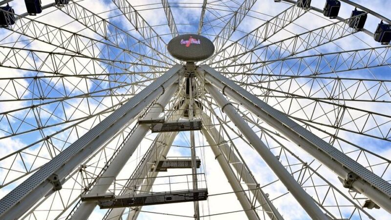 Attraktion in Düsseldorf: Das Riesenrad auf dem Burgplatz fährt wieder