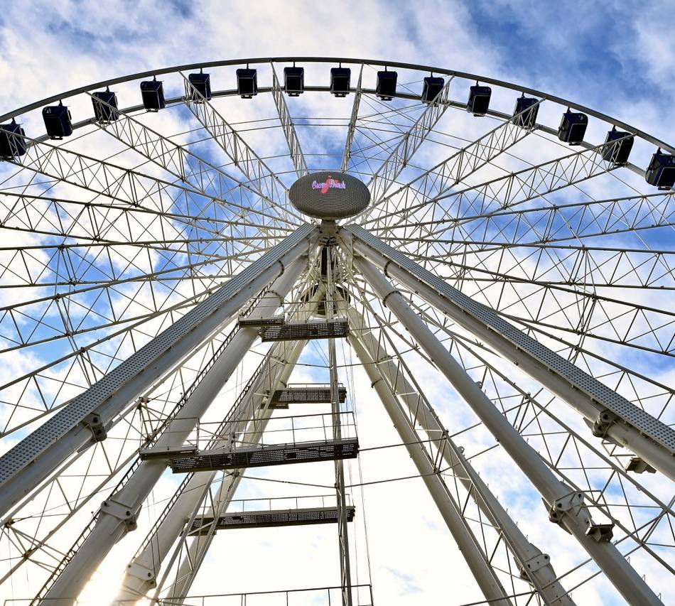 Attraktion in Düsseldorf: Das Riesenrad auf dem Burgplatz fährt wieder