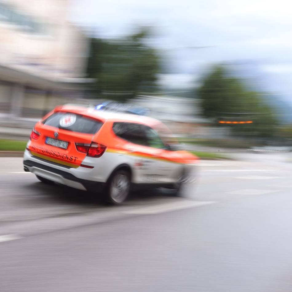 Im Duisburger Dellviertel: Internistischer Notfall – Senior (85) stirbt nach Unfall