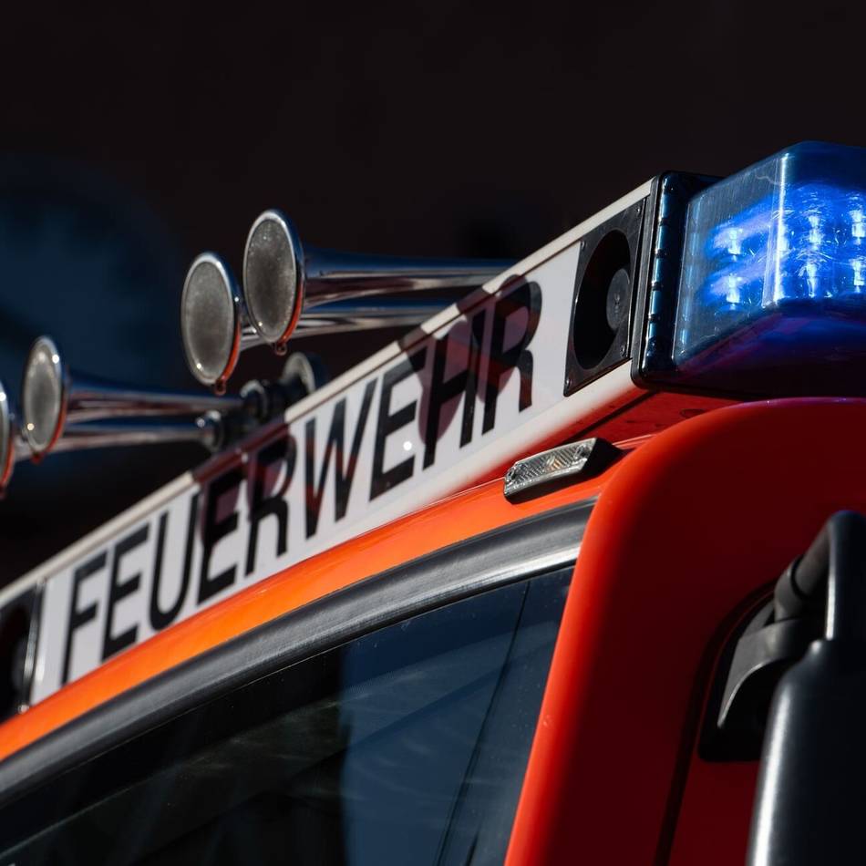 Brand in Duisburg-Hamborn: Feuerwehr rettet 15 Menschen und einen Hund aus brennendem Haus