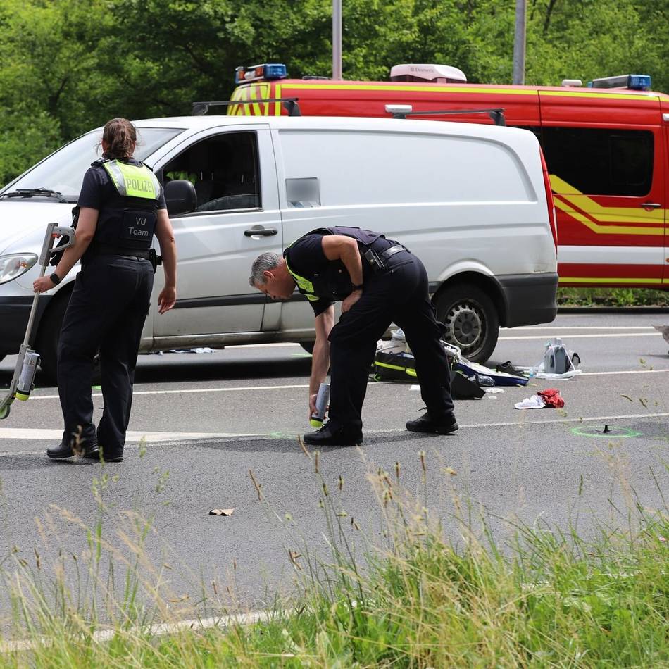 Schulbegleiter und Mädchen in Hürth gestorben: Staatsanwaltschaft klagt Fahrer wegen Tötung, Waffen und Drogen an