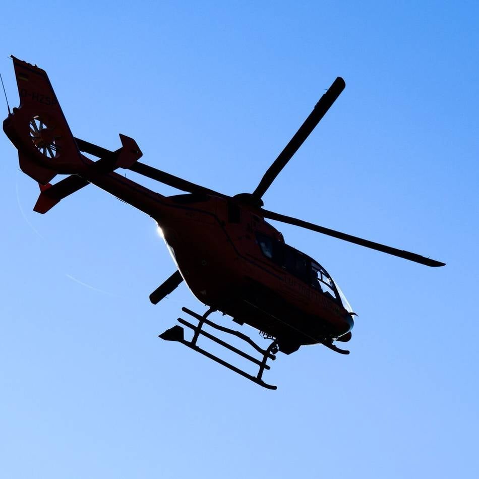 Unfall in Mönchengladbach: Rettungshubschrauber fliegt schwer verletzten Radfahrer in Klinik