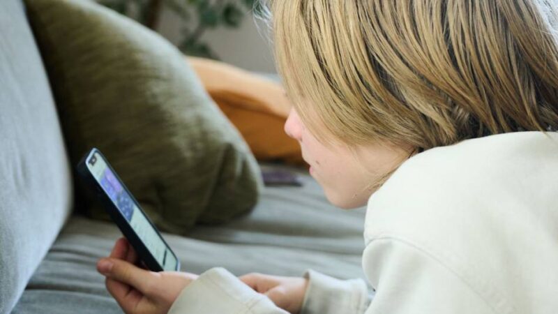 Bildung in Meerbusch: Was häufige Mediennutzung mit dem Gehirn von Kindern macht