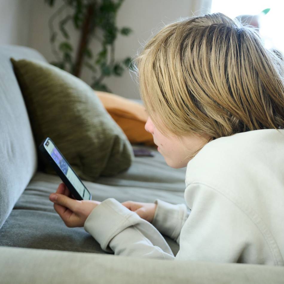 Bildung in Meerbusch: Was häufige Mediennutzung mit dem Gehirn von Kindern macht