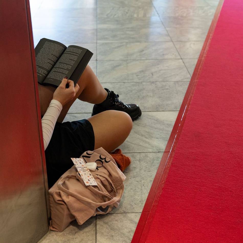 Bildungsdebatte auf der Frankfurter Buchmesse: Lesekompetenz in der Krise – KI als Rettung?