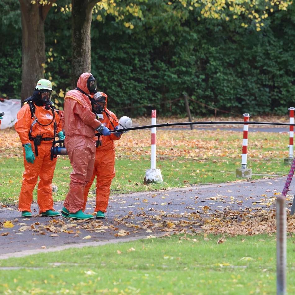 Einsatz am Rheinbad in Düsseldorf: „Minimal radioaktive Strahlung“ – Feuerwehr untersucht Behälter im Müll