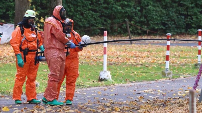 Einsatz am Rheinbad in Düsseldorf: „Minimal radioaktive Strahlung“ – Feuerwehr untersucht Tasche im Müll