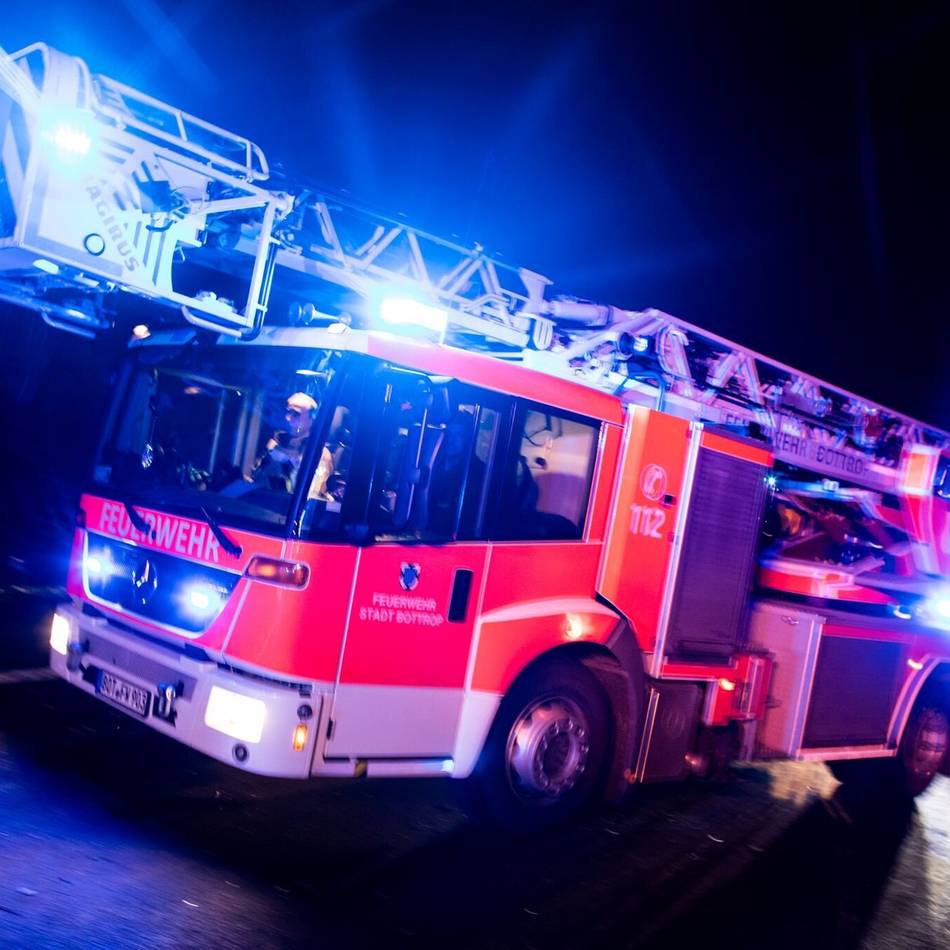 Freitagnacht in Düsseldorf: Kellerbrand in Garath – drei Personen im Krankenhaus