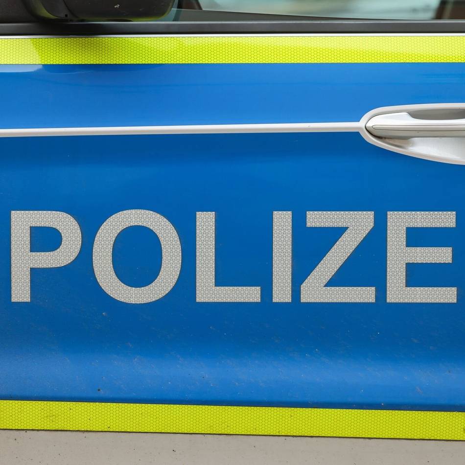 In Ratingen-Breitscheid: Fahrer landet mit Auto im Blumenregal
