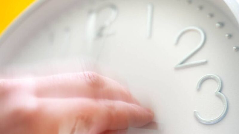 Rein in die Winterzeit!: Rund um die Zeitumstellung besser schlafen – so klappt’s