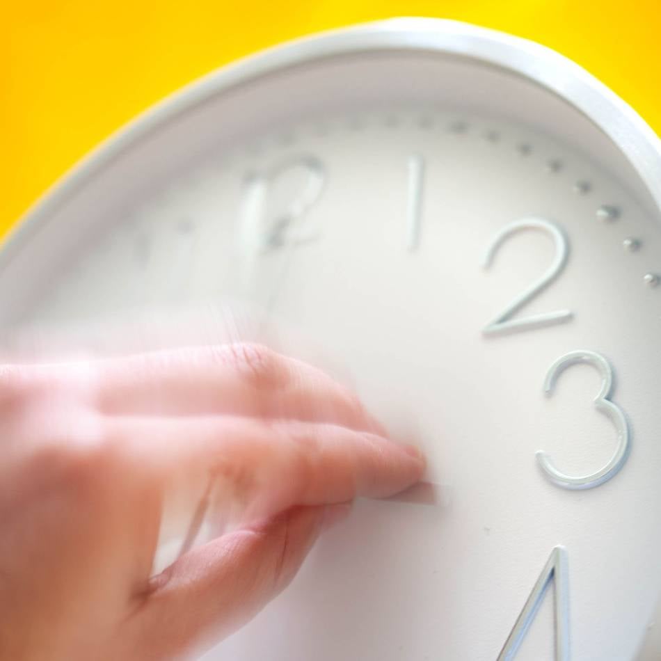Rein in die Winterzeit!: Rund um die Zeitumstellung besser schlafen – so klappt’s
