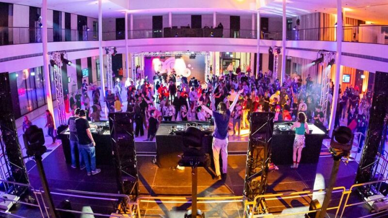 Feiern mit Kopfhörer: Silent Party: Landtag wird für sechs Stunden zum Club