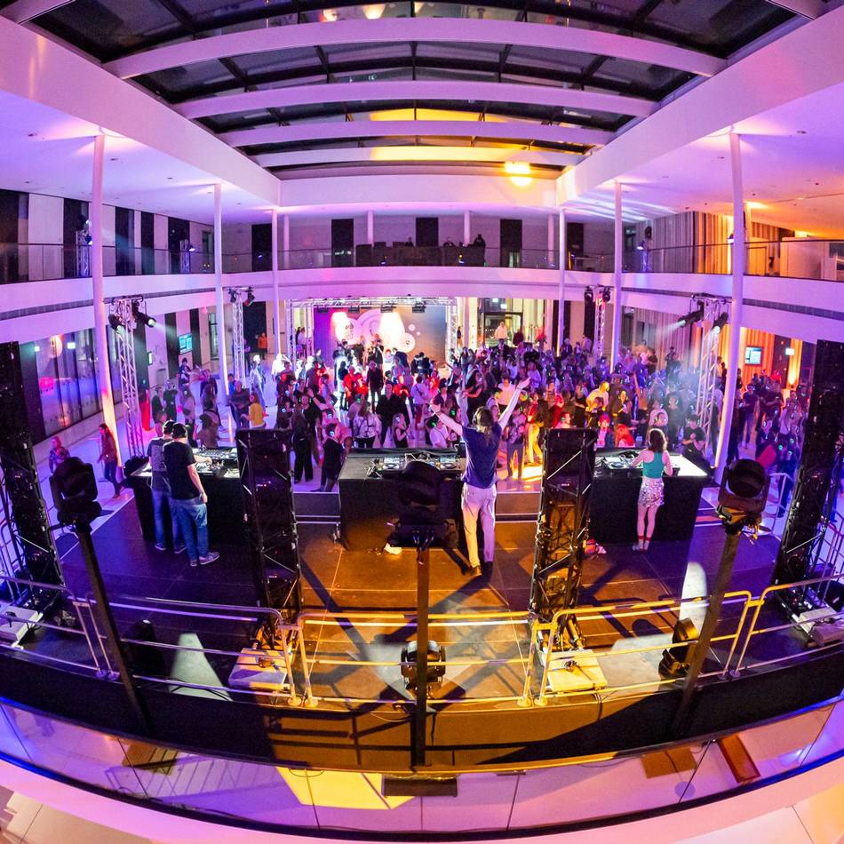 Feiern mit Kopfhörer: Silent Party: Landtag wird für sechs Stunden zum Club