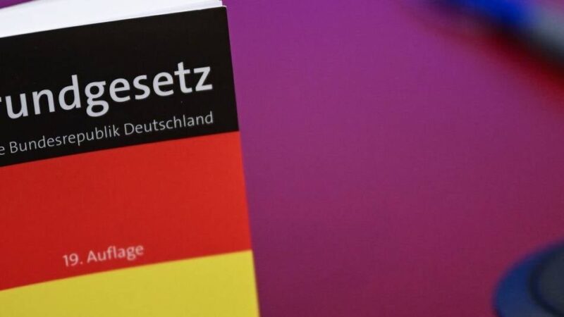 Demokratie in Gefahr : Extremisten nicht das Feld überlassen