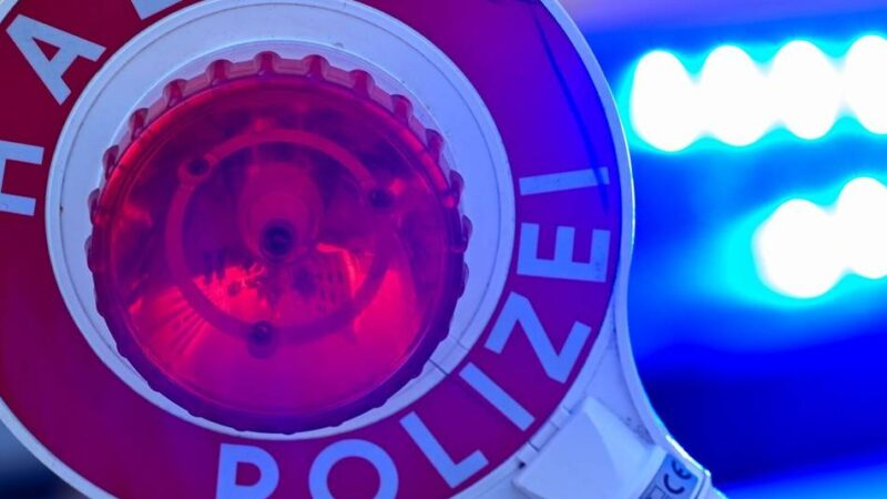 Auf der Autobahn in Düsseldorf: Handy am Steuer – Fahrer flüchtet auf A46 vor Polizei