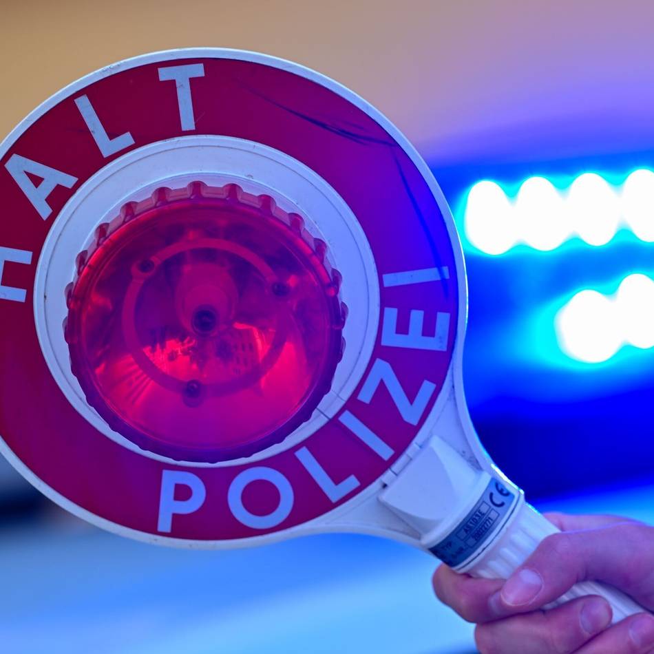 Auf der Autobahn in Düsseldorf: Handy am Steuer – Fahrer flüchtet auf A46 vor Polizei