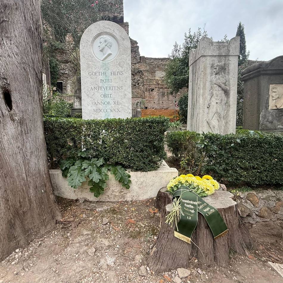 Literatur: Grab von Goethes Sohn in Rom restauriert