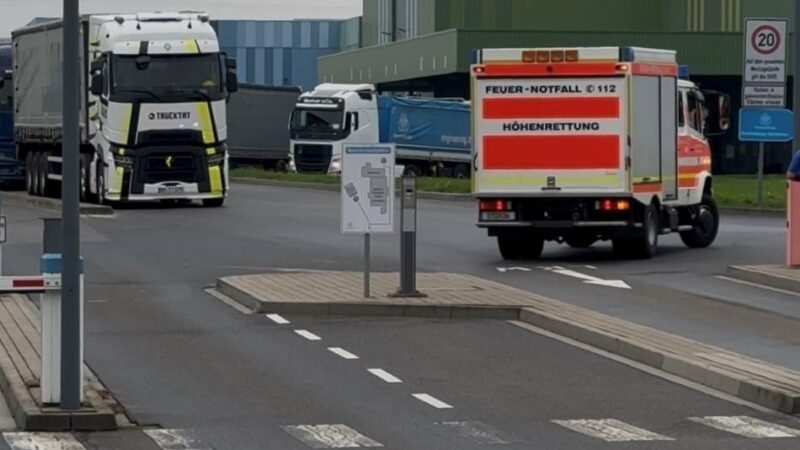 Ungewöhnlicher Einsatz in Krefeld: Höhenretter befreien verletzten Kranführer
