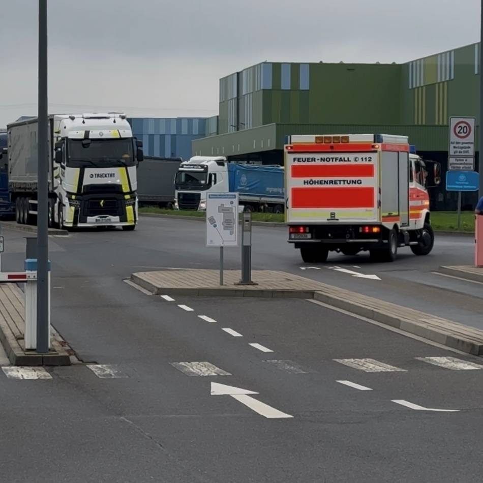 Ungewöhnlicher Einsatz in Krefeld: Höhenretter befreien verletzten Kranführer