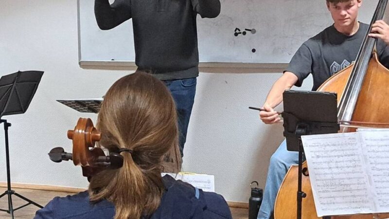 Konzert am 15. November: Der Kontrabass begeistert Milan Boxberg – Proben mit „Concerto Langenfeld“