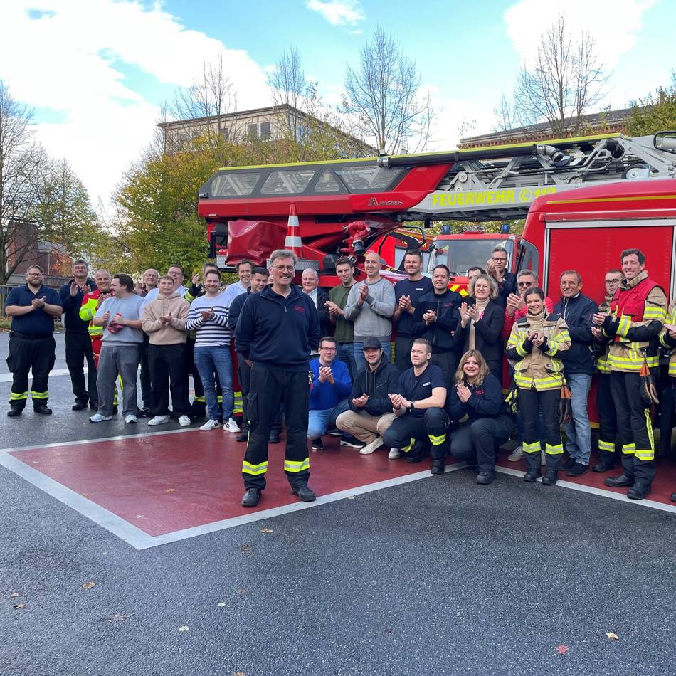 Großer Bahnhof und Fahrzeugkonvoi zum Abschied: Feuerwehr verabschiedet Paul Nerowski