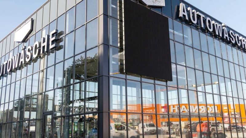 Neue „Mr. Wash“-Anlage eröffnet in Duisburg: XXL-Autowaschtempel neben Riesen-Baumarkt