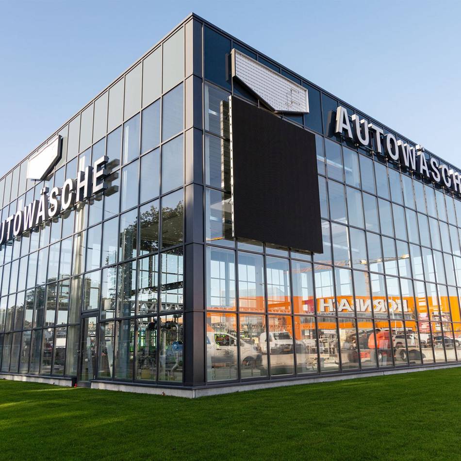 Neue „Mr. Wash“-Anlage eröffnet in Duisburg: XXL-Autowaschtempel neben Riesen-Baumarkt