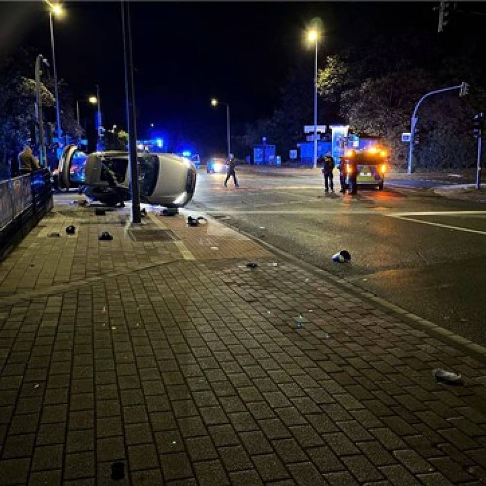 Ampel war nicht in Betrieb: Audi kippt bei Unfall auf die Seite, Ampel knickt um