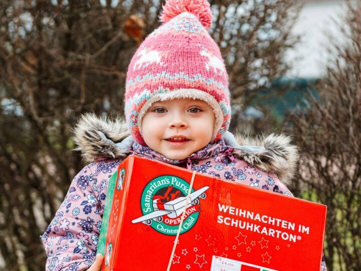 Rheinbergerin ehrenamtlich im Einsatz: Weihnachtsfreude aus dem Schuhkarton
