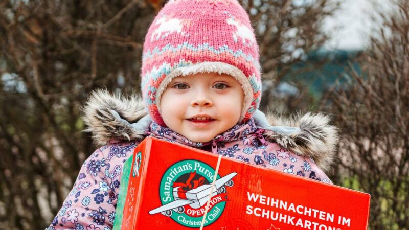 Rheinbergerin ehrenamtlich im Einsatz: Weihnachtsfreude aus dem Schuhkarton