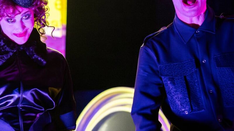 „Der Menschenfeind“ feiert in Düsseldorf Premiere: Alceste flieht ins Sauerland