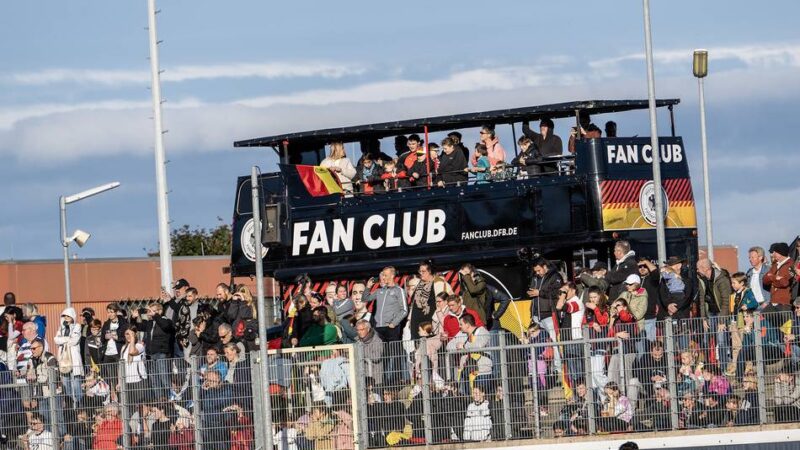 Im Düsseldorfer Paul-Janes-Stadion: Großer Andrang bei Training der Frauen-Nationalelf – Fans stehen Schlange für Autogramme und Selfies