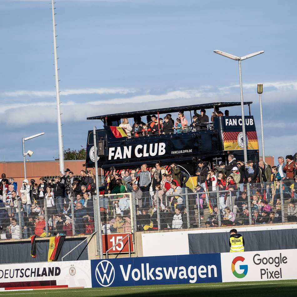 Im Düsseldorfer Paul-Janes-Stadion: Großer Andrang bei Training der Frauen-Nationalelf – Fans stehen Schlange für Autogramme und Selfies