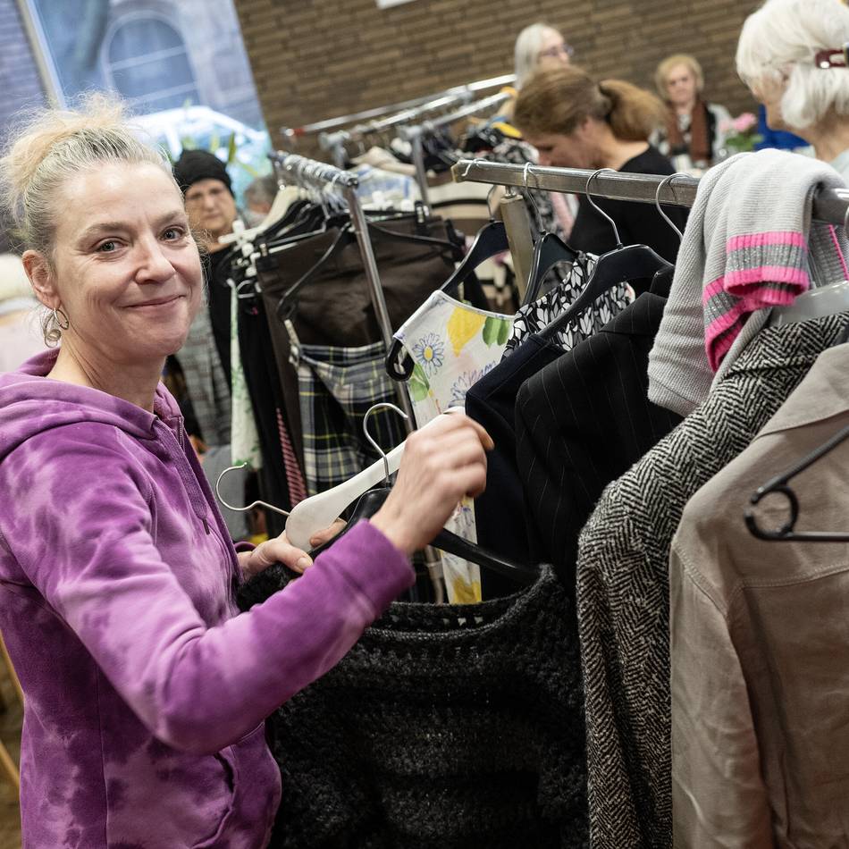 Aktion an der Klever Straße: Kleidertausch beim Kaffeetrinken in Düsseldorf – „Müsste es viel öfter geben“